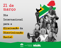 A imagem é um cartaz institucional que destaca o 21 de março – Dia Internacional para a Eliminação da Discriminação Racial.  À esquerda, há o texto com destaque em amarelo para a expressão “Eliminação da Discriminação Racial”. À direita, aparece uma composição com a bandeira do Brasil ao fundo e fotos em preto e branco de diversas pessoas negras — homens e mulheres de diferentes idades — representando diversidade, resistência e protagonismo.