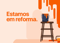 Foto com fundo rosa claro; ao lado, direito, uma escada com um balde preto em cima dela; ao centro da imagem, o nome estamos em reforma escrito em letras cor de rosa escuro