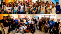 A imagem mostra dois grupos grandes de estudantes posando para fotos durante uma visita ao Memorial Pontes de Miranda. Todos estão sorrindo e usam fardamentos escolares de cores variadas (branco, azul claro, roxo e azul escuro). Também estão presentes alguns adultos, provavelmente professores ou organizadores da visita. As fotos foram tiradas em ambientes internos com painéis informativos ao fundo.