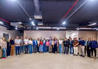 Grupo grande de pessoas posando para foto.