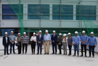 grupo de pessoas com capacete de obra branco