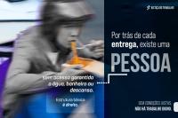 A imagem mostra, à esquerda, um entregador em movimento, comendo rapidamente enquanto trabalha, em tons desfocados, sugerindo pressa e precariedade; sobreposto, lê-se que ele está “sem acesso garantido a água, banheiro ou descanso”. À direita, em fundo escuro, aparece a mensagem institucional: “Por trás de cada entrega, existe uma pessoa”, seguida do alerta de que, sem condições justas, não há trabalho digno.