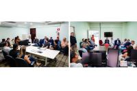 A imagem mostra duas cenas de reuniões em ambientes administrativos. Em ambas, grupos de magistrados e servidores estão sentados em torno de mesas, participando de conversas formais. Há computadores, cadeiras e equipamentos de escritório, indicando um contexto de trabalho. Os participantes parecem atentos, ouvindo e dialogando sobre temas institucionais. O ambiente é interno, com paredes claras e disposição típica de salas de reunião.