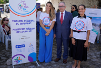 Representantes do TRT-AL participam do 3º Mutirão Pop Rua Jud Alagoas ao lado de painel institucional do evento voltado à promoção da cidadania e inclusão social.