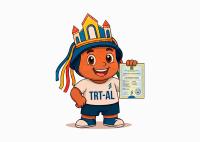 Ilustração de um mascote infantil do TRT-AL com expressão sorridente, usando camiseta com a sigla do Tribunal. O personagem veste um chapéu inspirado em elementos arquitetônicos e cores vibrantes. Na mão direita, segura uma certidão de nascimento com o nome “Justinho Dilei”. A imagem remete a ações de cidadania, registro civil e inclusão social.