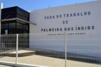 Fachada frontal da VT de Palmeira dos Índiso, nas cores branca e preta. Há grades brancas.