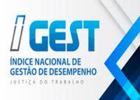 Imagem com fundo cinza e detalhes azuis claro e escuro à direita; ao centro, a frase Igest Índice Nacional de Gestão de Desempenho escrita em letras azuis.