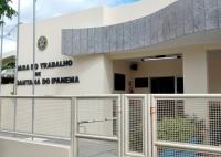 Fachada do prédio da VT de Santana do Iapnema. Há grades brancas.