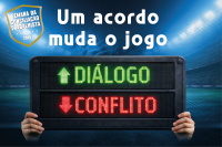 Imagem com fundo de estádio iluminado em tons de azul. No topo, lê-se “Um acordo muda o jogo”. À esquerda, há um selo “Semana da Conciliação Trabalhista 2026”. No centro, uma placa eletrônica segurada por duas mãos mostra “DIÁLOGO” em verde com seta para cima e “CONFLITO” em vermelho com seta para baixo, indicando que o diálogo aumenta e o conflito diminui.