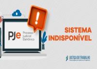 A imagem é um card informativo do Tribunal Regional do Trabalho da 19ª Região que comunica a indisponibilidade do sistema PJe (Processo Judicial Eletrônico). A arte exibe a ilustração de um computador com a logomarca do PJe e um ícone de alerta em destaque, acompanhados da mensagem “Sistema Indisponível”. Ao fundo, há elementos gráficos relacionados à tecnologia e computação em nuvem.
