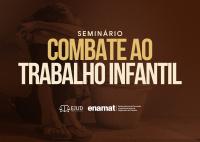 Card com fundo em tons escuros e alaranjados. À esquerda, aparece a silhueta de uma criança sentada, com postura encolhida, sugerindo tristeza ou vulnerabilidade. No centro e à direita, em letras grandes, está o texto: “Seminário Combate ao Trabalho Infantil”. Na parte inferior, aparecem os logotipos da Ejud (TRT-AL) e da Enamat.
