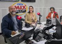 escrição da imagem: Secretária-geral da Presidência do TRT-AL, Isabela Santa Rita, participa de entrevista ao Jornal da Mix, nos estúdios da Rádio Mix FM Maceió, ao lado dos apresentadores, para falar sobre o edital exclusivo para promoção de magistradas ao cargo de desembargadora.