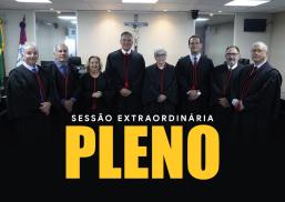 Há oito pessoas reunidas para uma foto. Tods vestesm toga. São seis homens e duas mulheres.