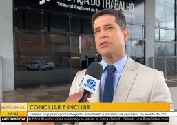 A imagem mostra um homem vestindo terno claro, camisa social azul e gravata escura concedendo uma entrevista para a TV Gazeta em frente ao prédio da Justiça do Trabalho (Tribunal Regional do Trabalho). Na parte inferior da tela, há uma faixa jornalística amarela e branca do programa "Bom Dia AL" com o título "CONCILIAR E INCLUIR", acompanhada do horário (06:41) e do texto informativo sobre o prazo para inscrição de processos em evento do TST.