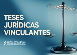 A imagem possui um fundo em tom azul-escuro com iluminação suave no centro e uma textura sutil. Do lado esquerdo, sobressai o texto "TESES JURÍDICAS VINCULANTES" escrito em letras maiúsculas de cor bege clara. Logo abaixo, no canto inferior esquerdo, consta o logotipo oficial da Justiça do Trabalho do Tribunal Regional do Trabalho da 19ª Região (AL). No lado direito da composição, ganha destaque uma balança da justiça prateada em estilo moderno e metálico, com seus pratos suspensos por correntes finas. 